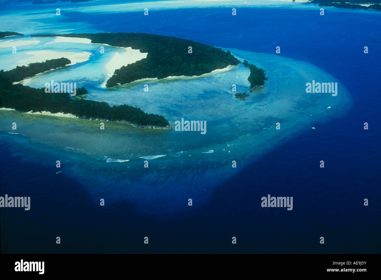 Die Western Barrier Reef in Palau fällt senkrecht in Tausenden Füße von Wasser. Dies ist ein Luftbild der Neuen dropoff und großen steilwand Tauchplätze. Stockfoto