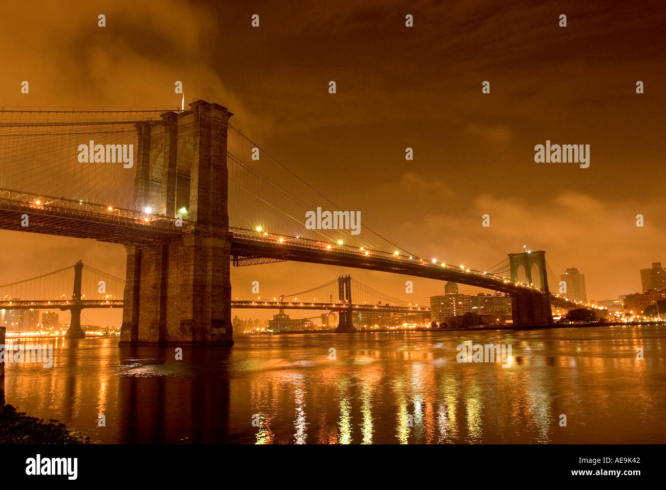 Brooklyn Bridge und die Manhattan Bridge bei Nacht New York USA Stockfoto