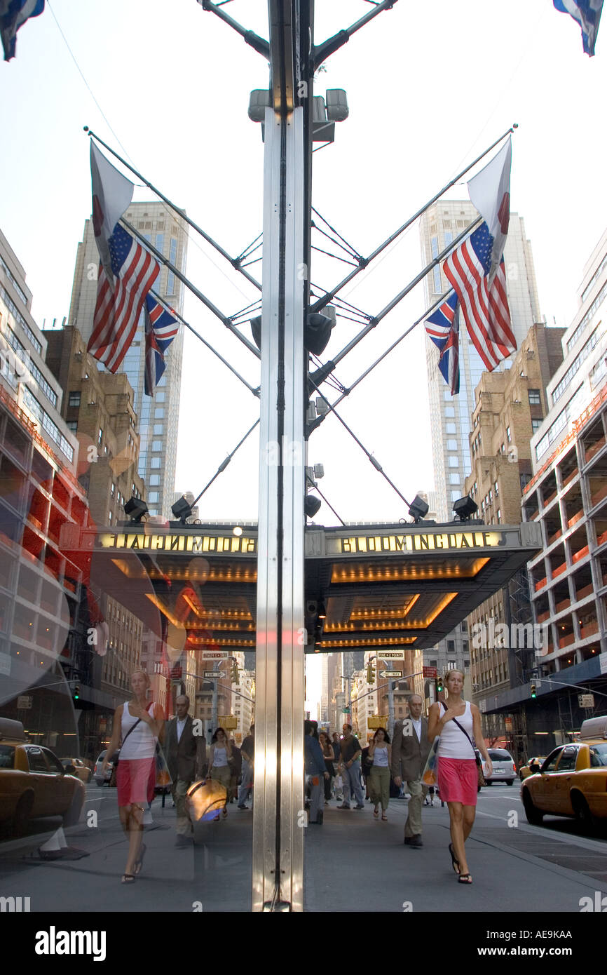 Frau zu Fuß vorbei an das Kaufhaus Bloomingdale in der Upper Eastside Manhattan NY USA Stockfoto
