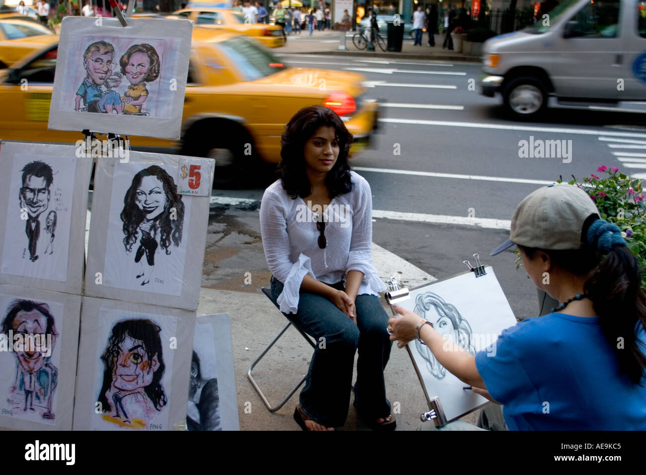 Eine indische Touristen mit ihrem Porträt genommen durch ein Streetart-Künstler Manhattan NY USA Stockfoto