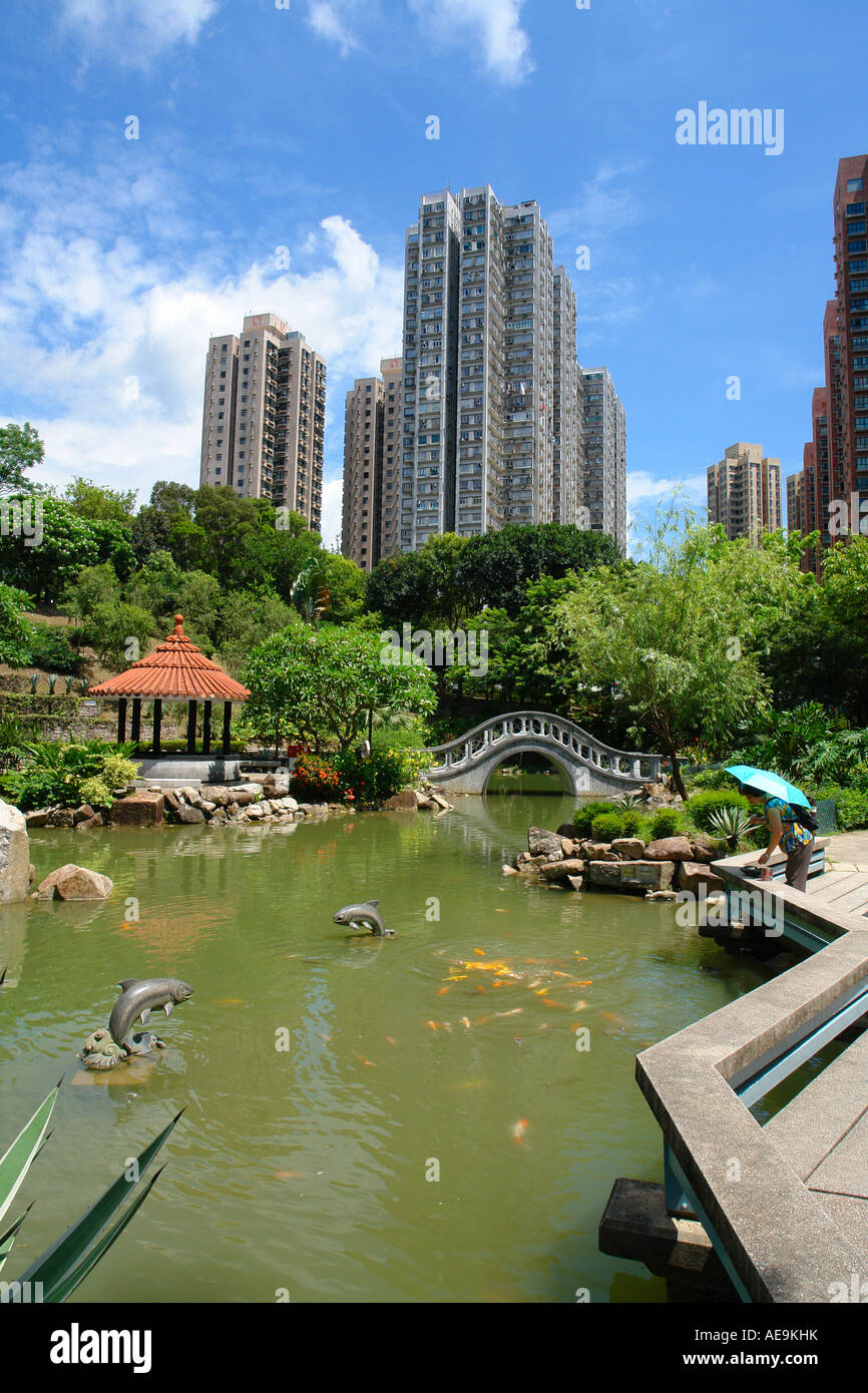 Shatin New Park mit Wohnsiedlungen auf der Rückseite Hong Kong China Stockfoto