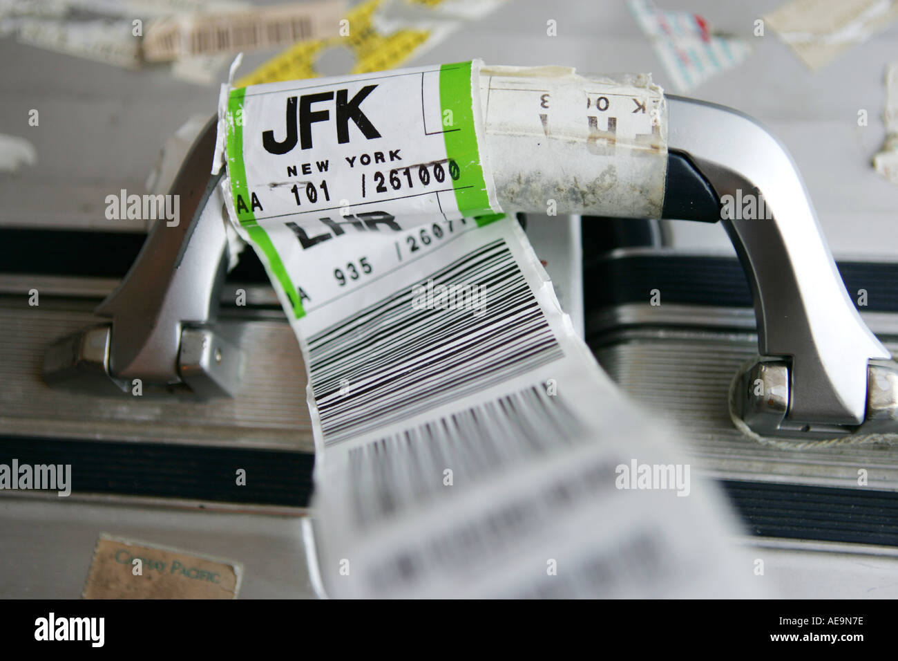 Koffer wit Gepäckanhänger einer Fluggesellschaft zum Flughafen JFK New York City Stockfoto