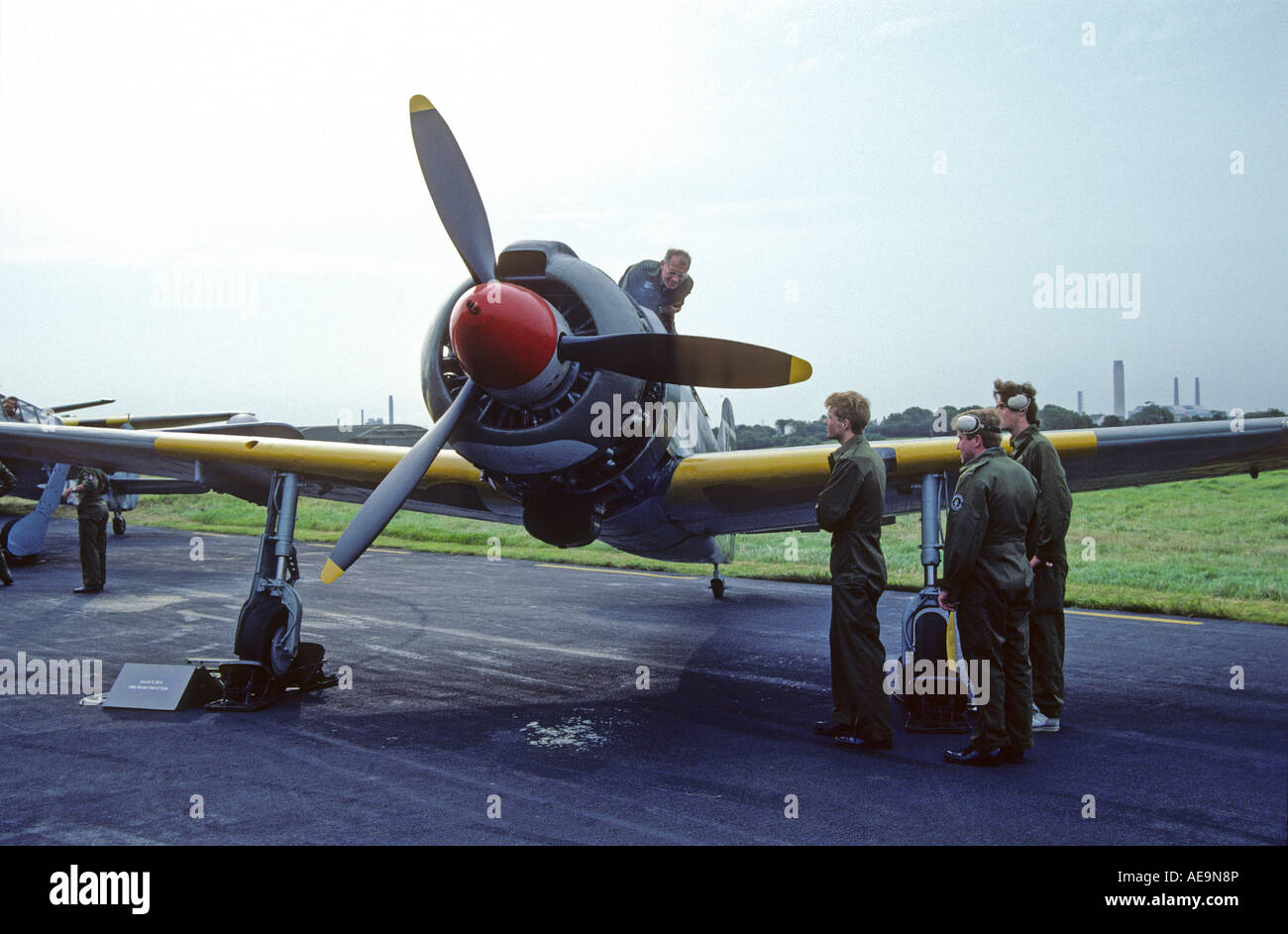 Ein Pilot und Mechaniker sind Kawasaki Typ 5 Kämpfer RAF St. Athan überprüfen. Stockfoto