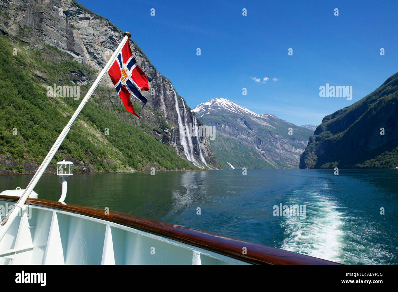 Die norwegische Post Flagge im Geirangerfjord in der Nähe von Geiranger Stranda mehr Og Romsdal-Norwegen Fjord1 Fähre Stockfoto