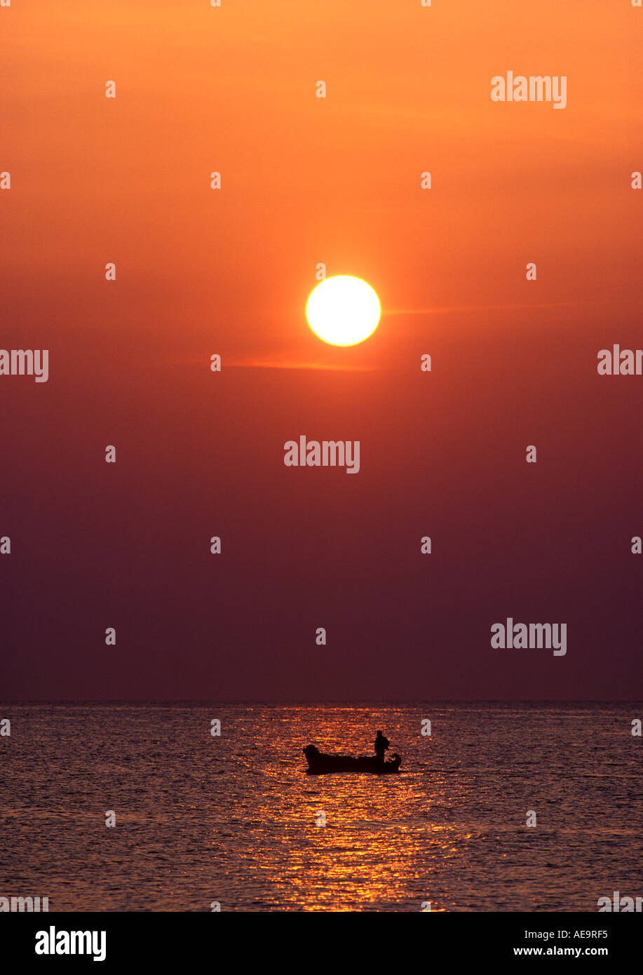 einzelne Fischerboot bei Sonnenaufgang Angeln in mediterranen Meer Spanien Andalusien Stockfoto