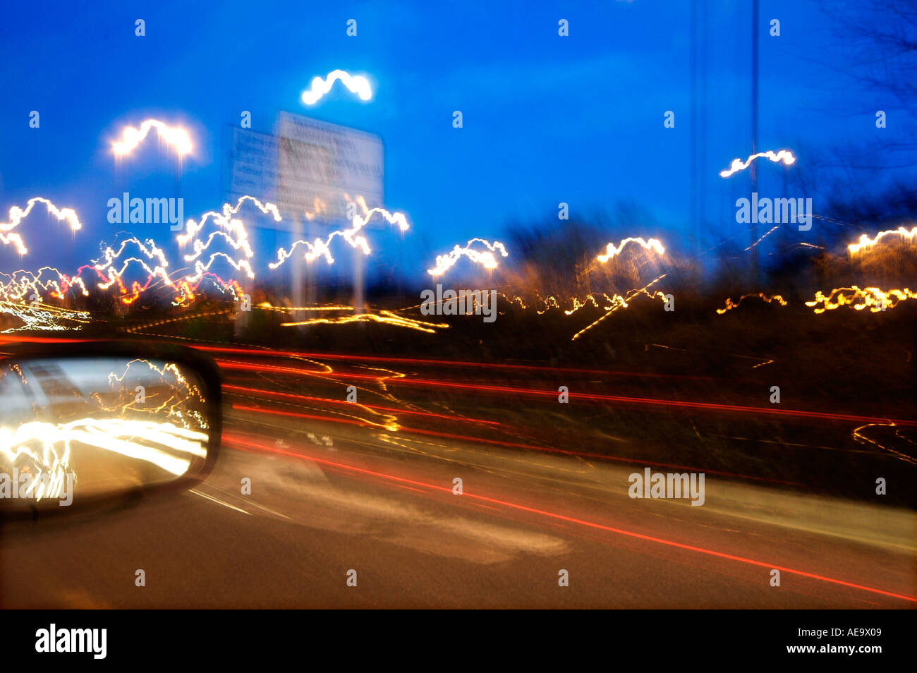 Auto, Verkehr, Wanderwege, Straße, Nacht, Grafik, Farbe, Blues, intensiv, Reisen, Modern, Autos, Schlieren, Transport, Geschwindigkeit, Unschärfe, Moti Stockfoto