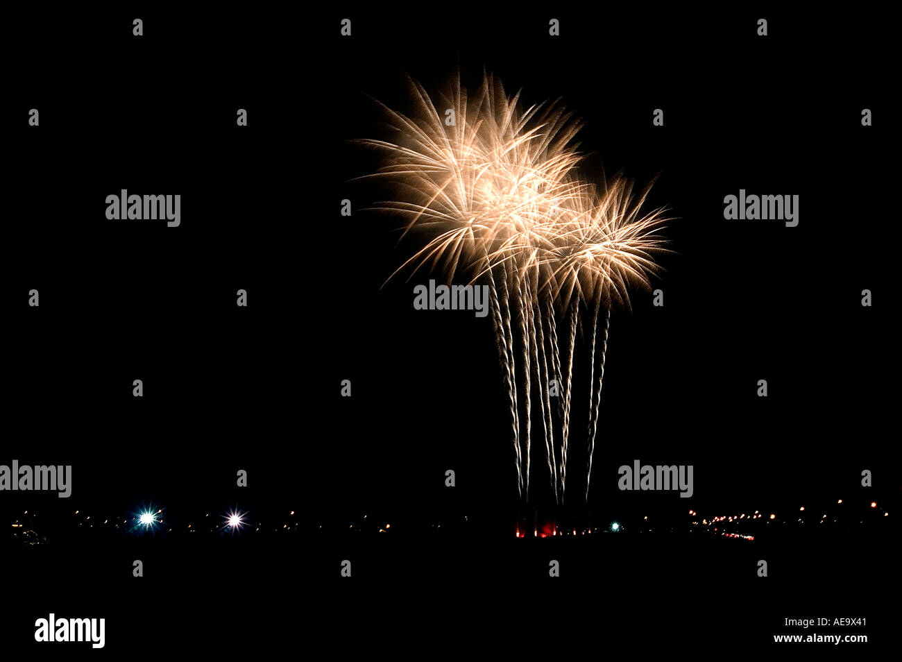 Explosion in der Nacht Himmel Feuerwerk Pyrotechnik Feuerwerk Festival Unterhaltung Kerl Guido, die spektakuläre Lichter Fawkes amüsieren Stockfoto