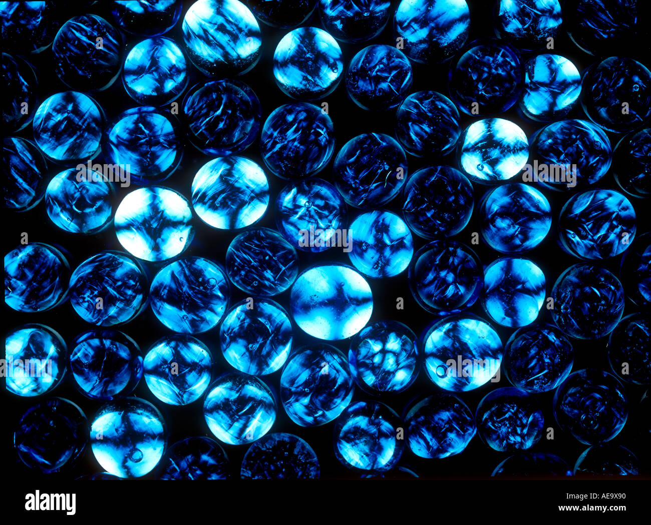 Glas Perlen auf schwarzem hintergrundbeleuchtete und um zu zeigen, Stressfrakturen polarisiert Stockfoto