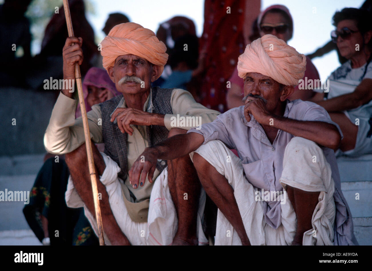 Zwei Zuschauer Pushkar Camel Fair Rajasthan Indien Stockfoto