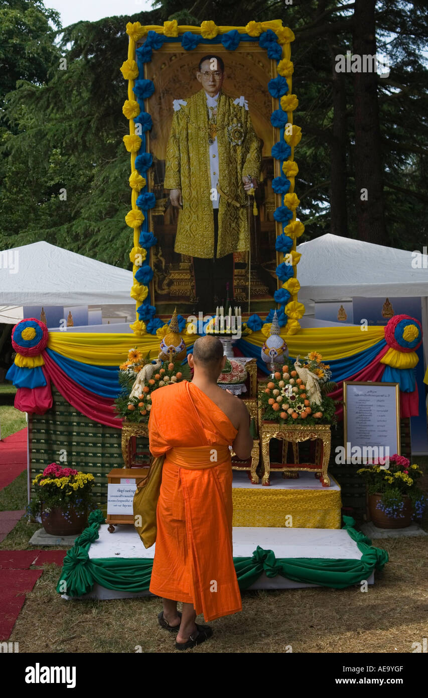 Jährliche Feier Gründung BUDDHAPADIPA Buddhistentempel in Wimbledon London SW19 England. Bhumibol Adulyadej Stockfoto