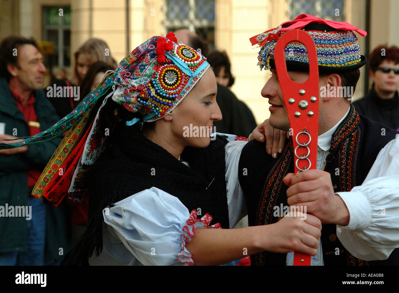 Prag Tschechien Europa kostümierte Tänzer Altstädter Ring Stockfoto