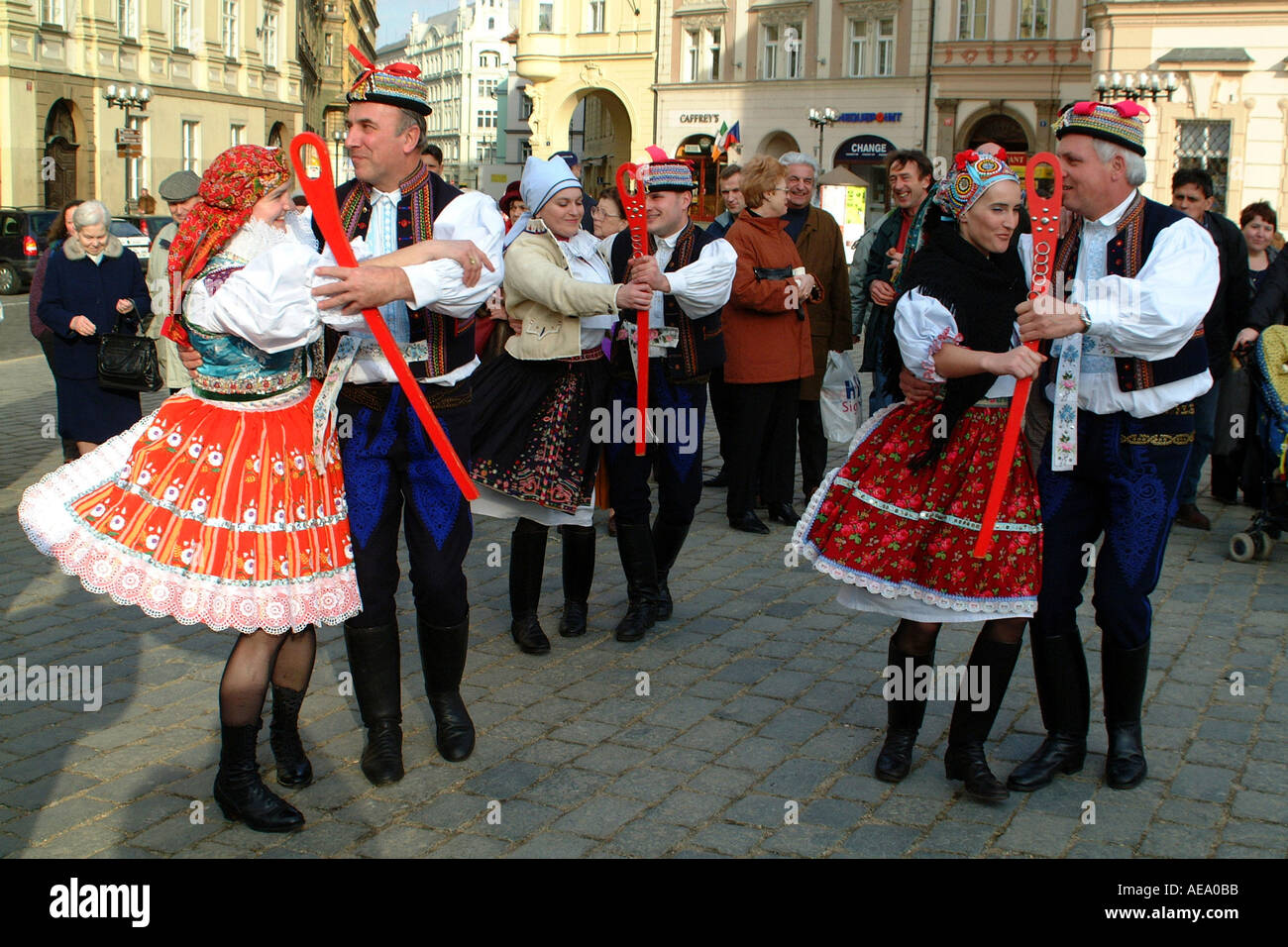 Prag Tschechien Europa kostümierte Tänzer Altstädter Ring Stockfoto