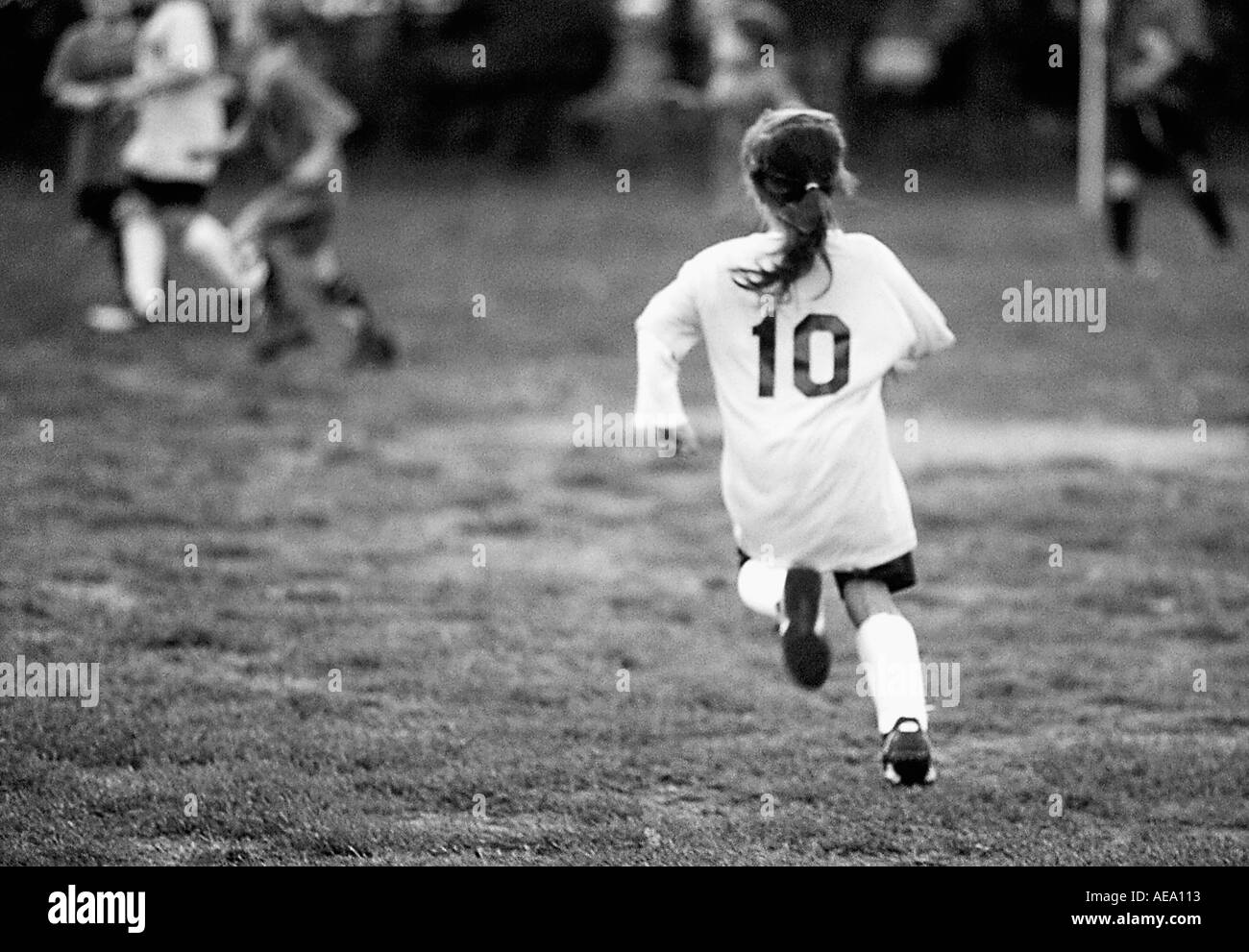 Fußball-Mädchen laufen für ball Stockfoto