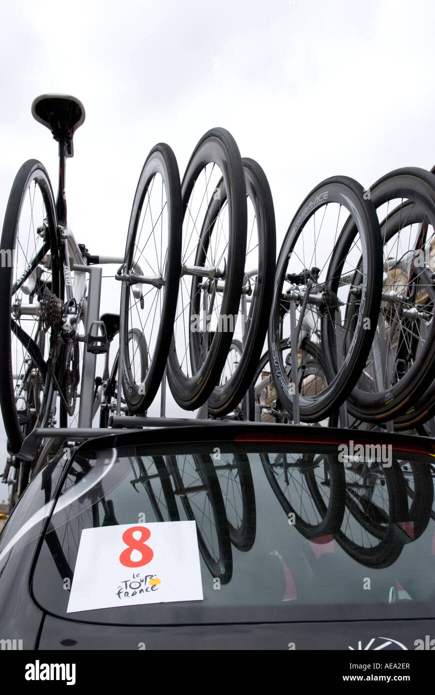 eine Reihe von Ersatzteile Fahrrad Räder auf Spezialist Auto Dachträger für  Mannschaften, die in der Tour de France Stockfotografie - Alamy