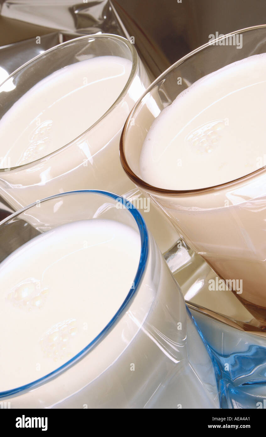 Nahaufnahme von Glasplatten mit frischer Milch Stockfoto
