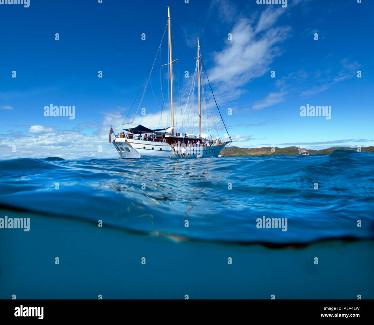 halb und halb Splitt Bild Segelboot Segelboot Segelschiff unter Meer FIDSCHIINSELN South Southsea Meer Pazifik underwate Stockfoto