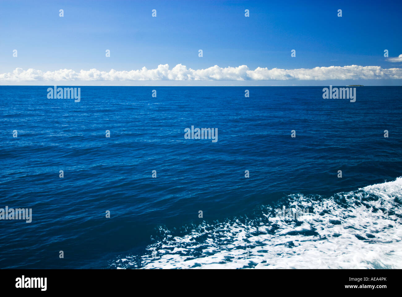 Fidschi-Inseln im Süden um Viti Levu Southsea auf See Pazifik Cruisen Gewässer blauer Himmel Sonne sonnigen Meer tief blau Stockfoto