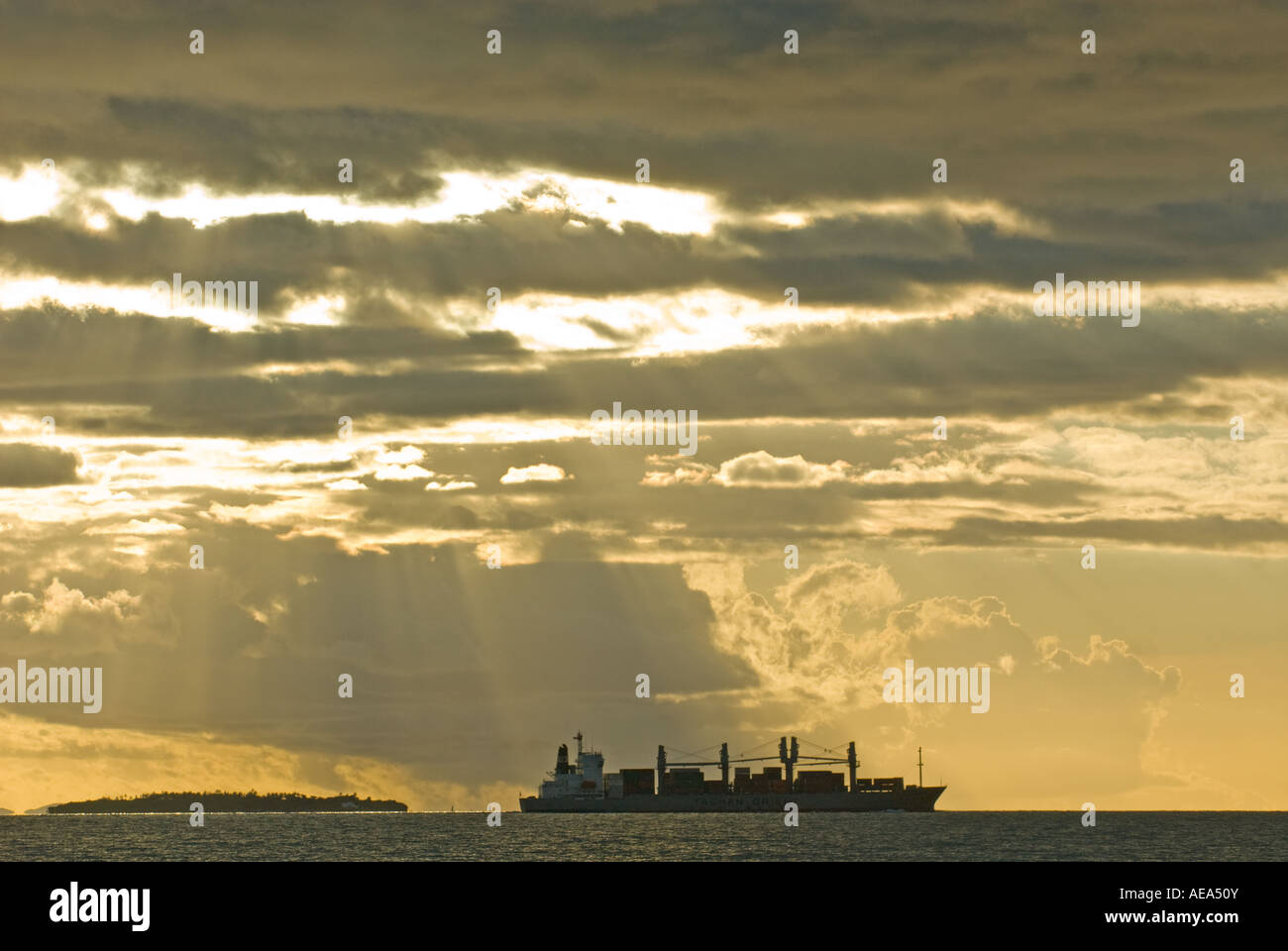 Fidschi Inseln NADI Southsea Südsee Pacific SUNSET Sonnenuntergang versenden Versand Fracht Frachter Händler Verkehr Transport liner Stockfoto