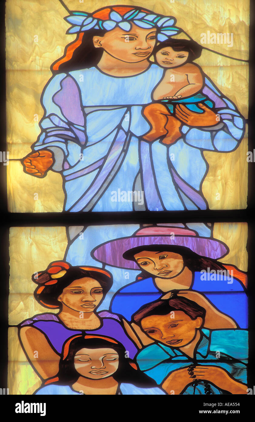 Ungewöhnliche Glasmalerei-Fenster zeigt eine schwarze Madonna mit Kind an der Kathedrale Papeete Tahiti Stockfoto