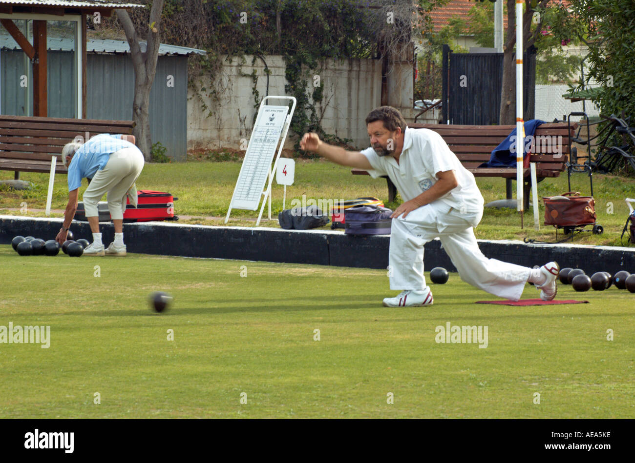 Man liefert Holz auf einem grünen Rasen-bowling Stockfoto