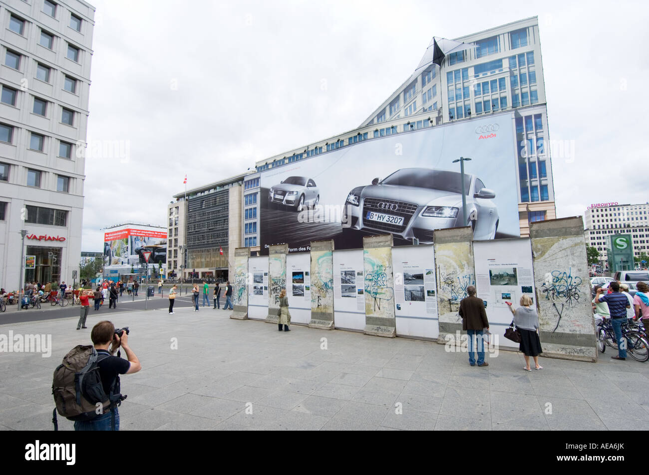 Berlin Potsdamer Platz BERLIN WALL Ausstellung Deutsche Deutschland Europa Fotografen Kamera fotografieren Stockfoto