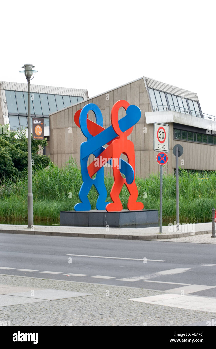 BERLIN nahe dem Potsdamer Platz Keith Häring UNTITLED Boxer 1987 Sammlung DaimlerChrysler rot blau Metall Stahl Eisen Stockfoto
