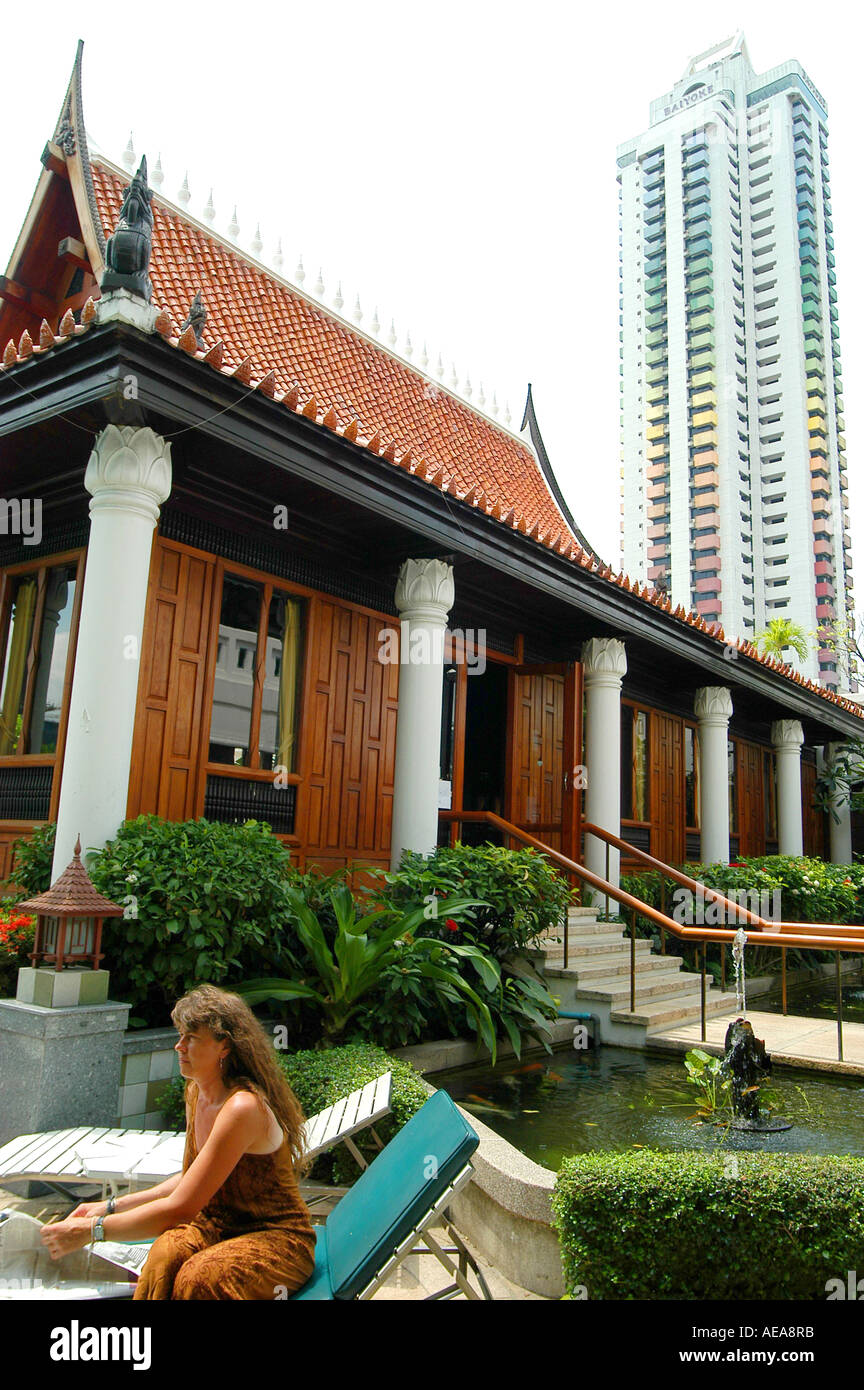 Weibliches Modell mit neuen und alten Gebäuden in Bangkok Thailand Stockfoto