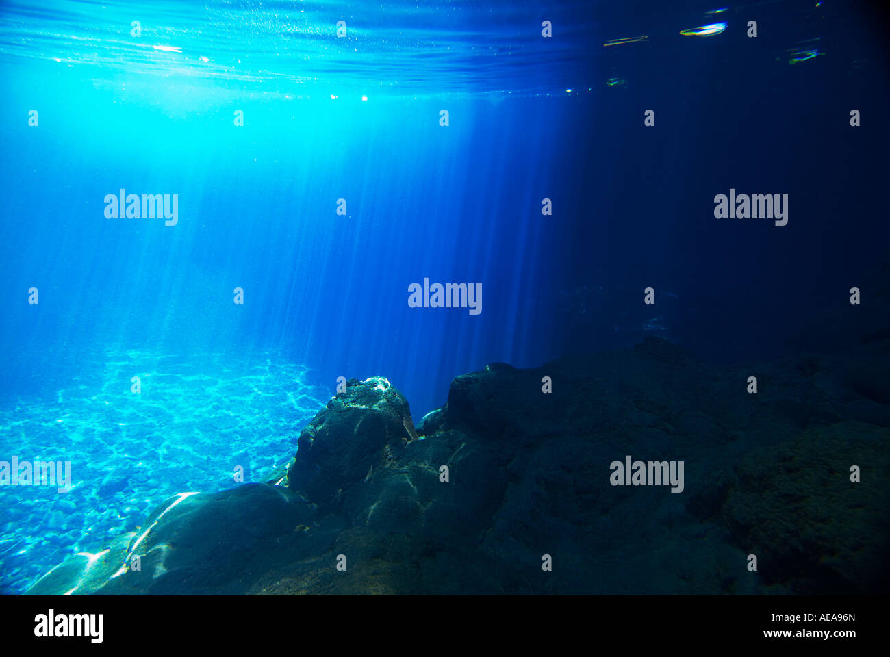 SAMOA Olemoe fällt unter Wasser Welle Unterwasser blaue Tiefe Oberfläche Wasserlinie Linie Fluss Dschungel Regenwald Stockfoto