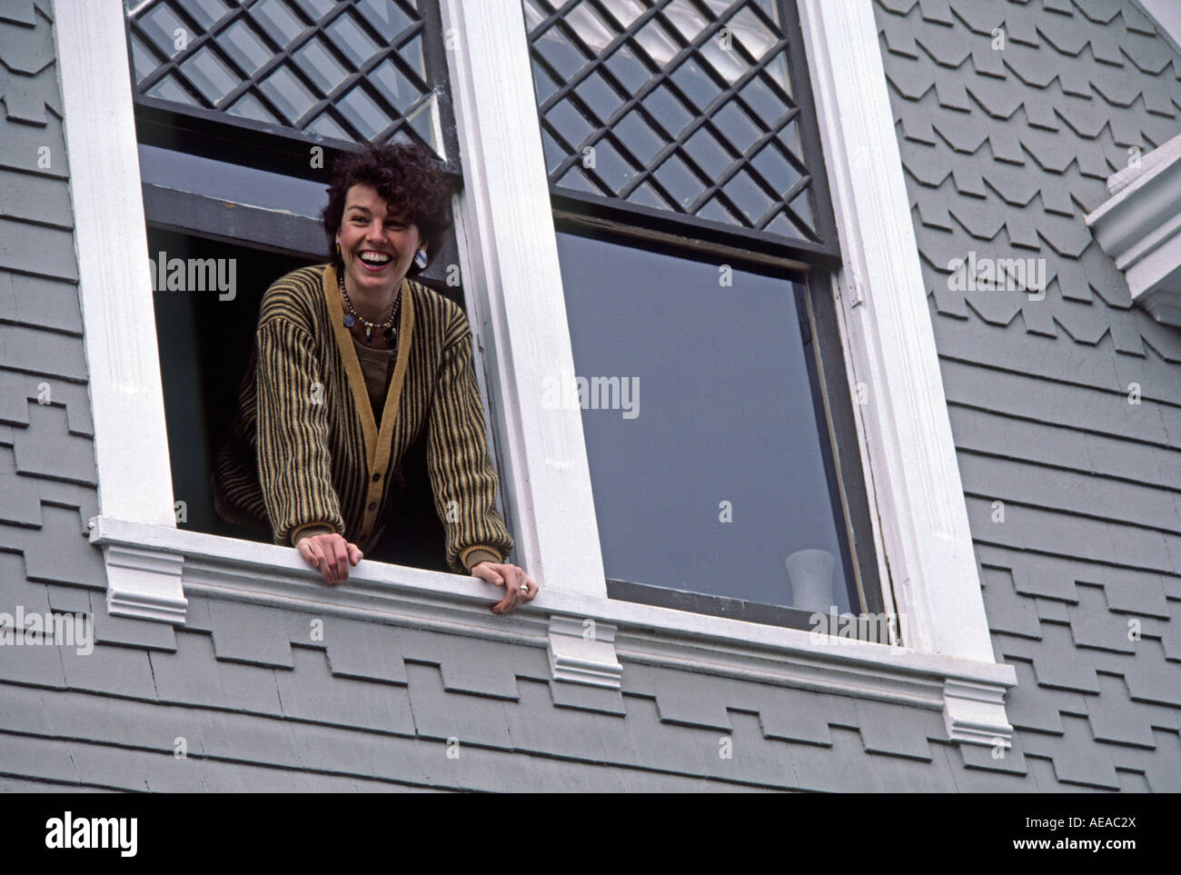 Rocky in ihrem viktorianischen Fenster PACIFIC GROVE, Kalifornien Stockfoto