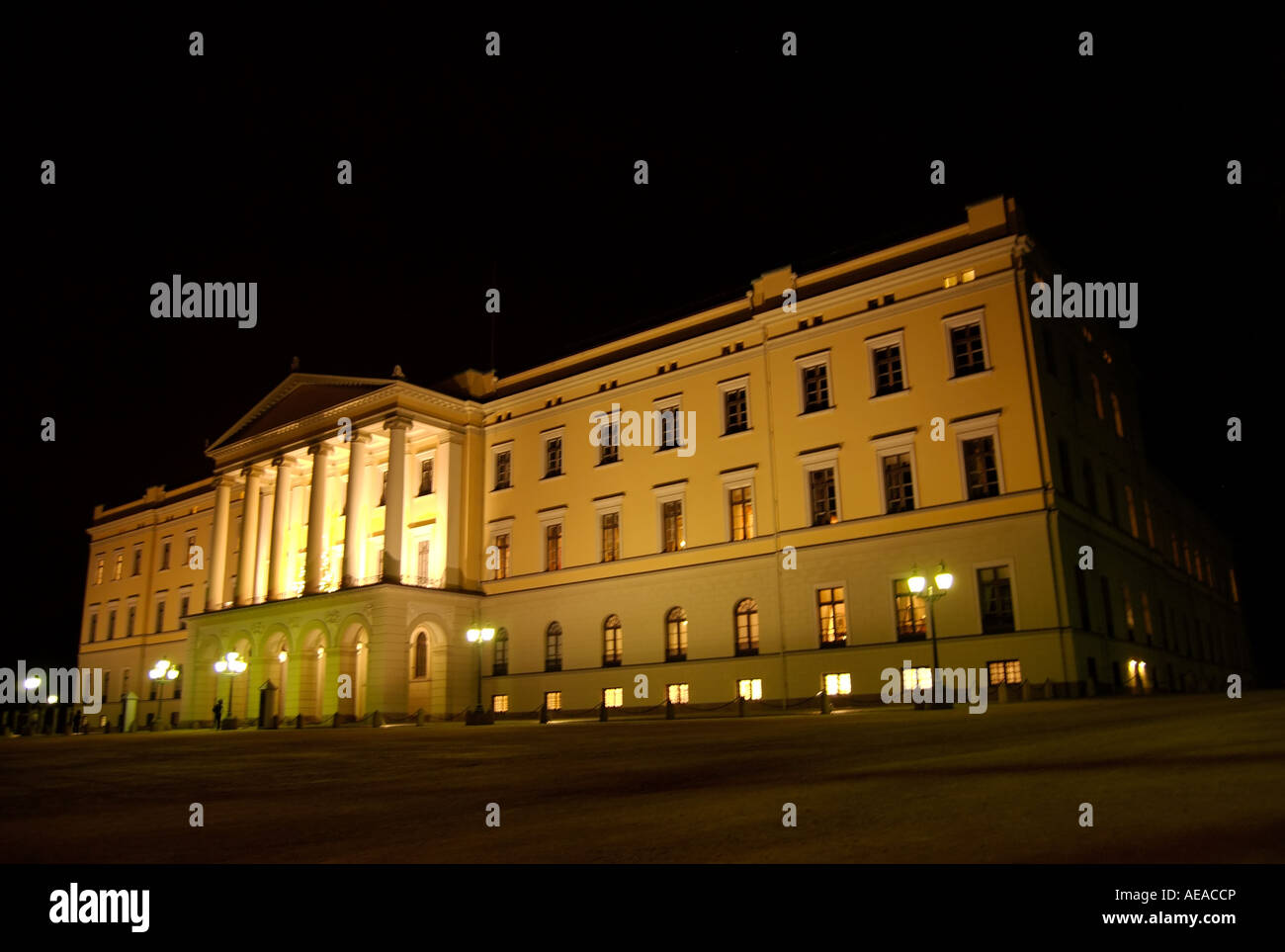 Die norwegischen Königspalast in Oslo in der Nacht Stockfoto