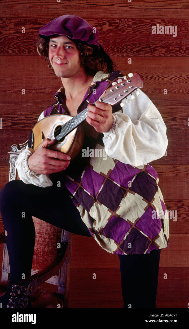 Eine BARDE spielt die Mandoline in historischer Kleidung Herr gekleidet Stockfoto