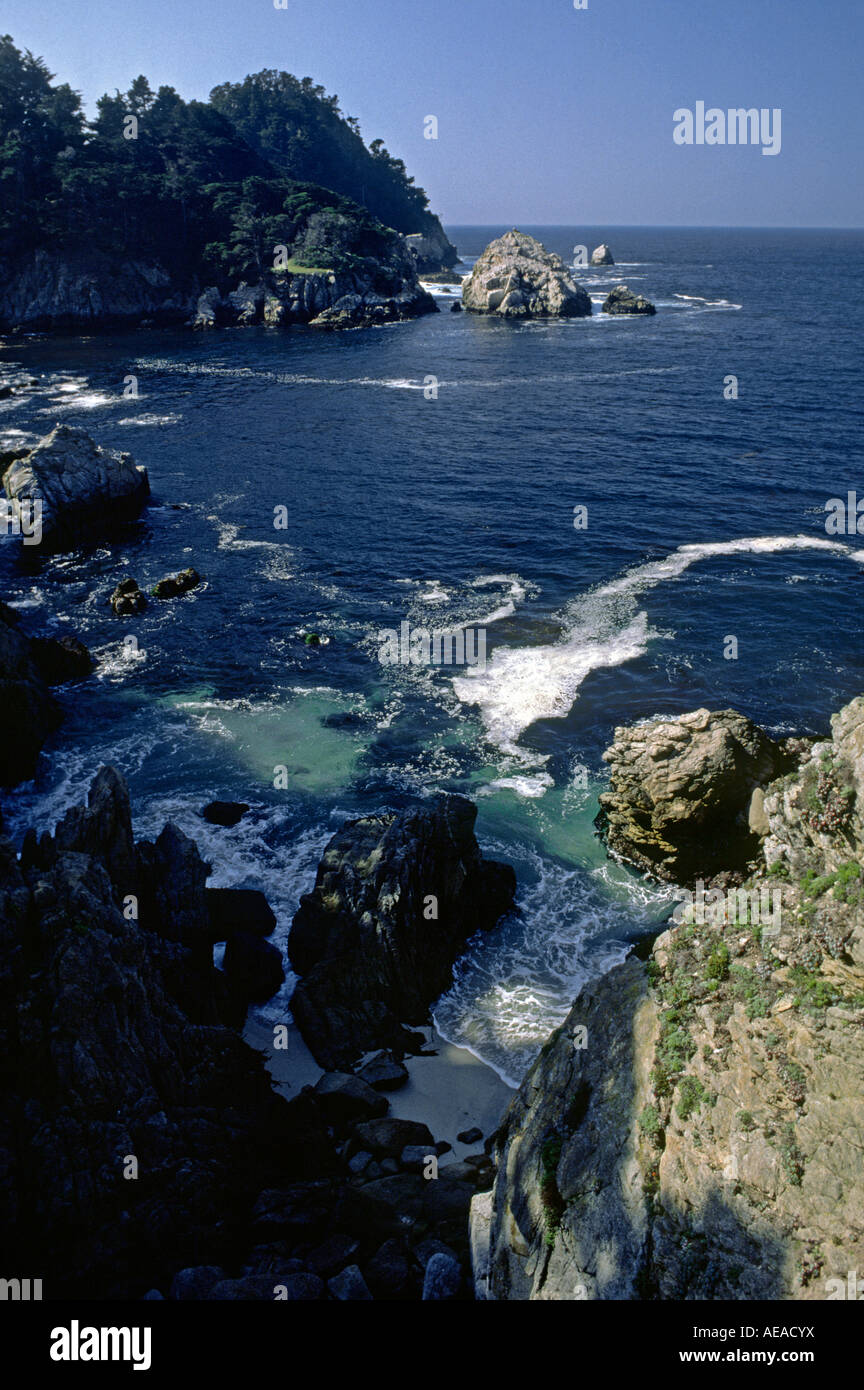 Den Pazifischen Ozean trifft die Küste bei POINT LOBOS STATE PARK CARMEL Kalifornien Stockfoto