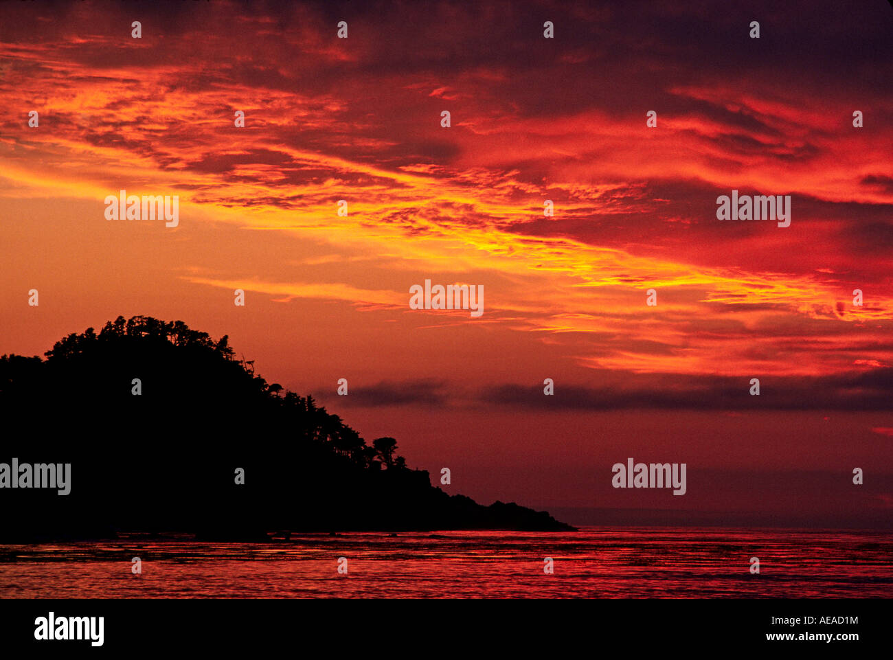 Die Sonne versinkt hinter POINT LOBOS STATE PARK CARMEL Kalifornien Stockfoto