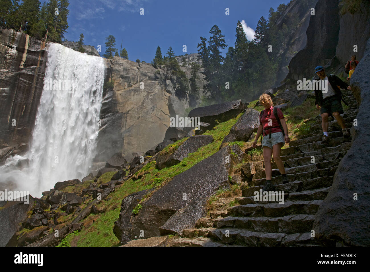 Wanderer unter VERNAL FALLS die 317 im Frühjahr Tropfen abperlen YOSEMITE NATIONAL PARK in Kalifornien Stockfoto