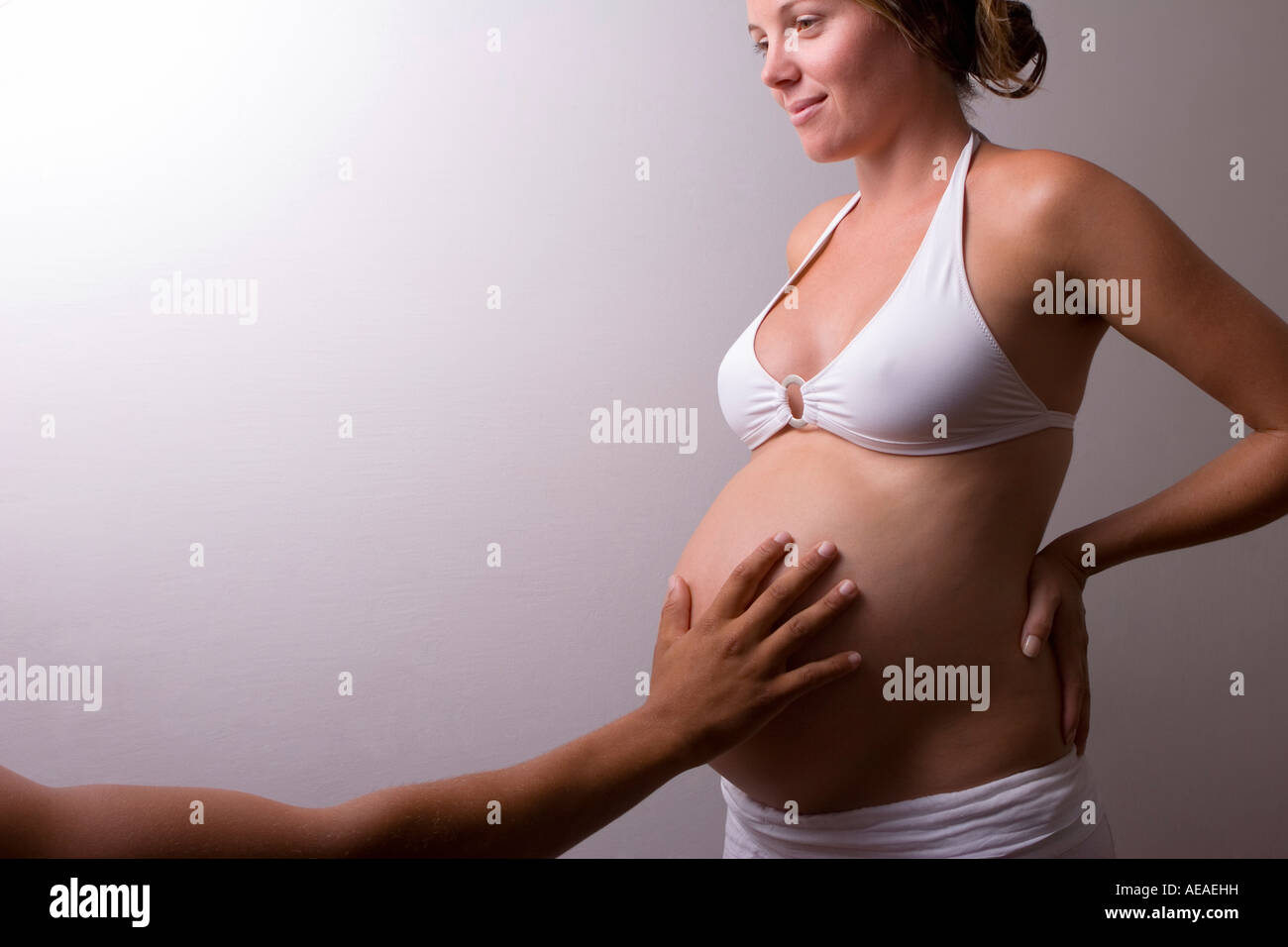 Schwangerschaft, Mann erreichen, und berühren ihre Ehefrauen schwanger Bauch Stockfoto