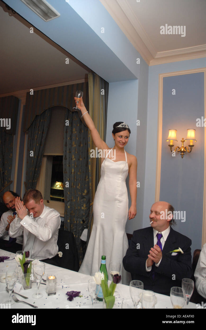 Braut hält eine Rede bei ihrer Hochzeitsfeier am Kettners Restaurant Soho in London. Stockfoto