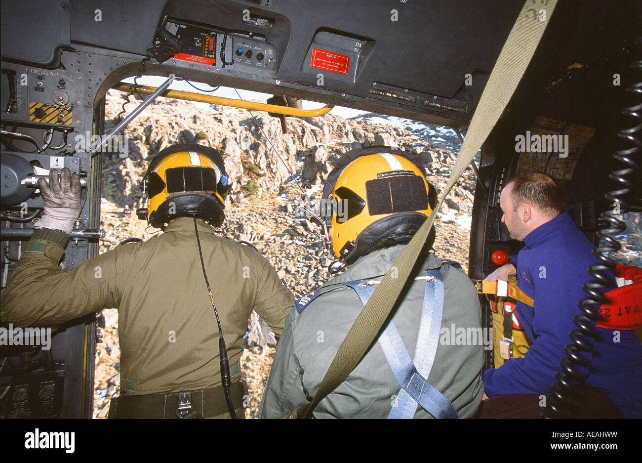 Whinching ein Berg Rettung Unfall an Bord eines RAF Sea King Hubschrauber, Lake District, Großbritannien Stockfoto