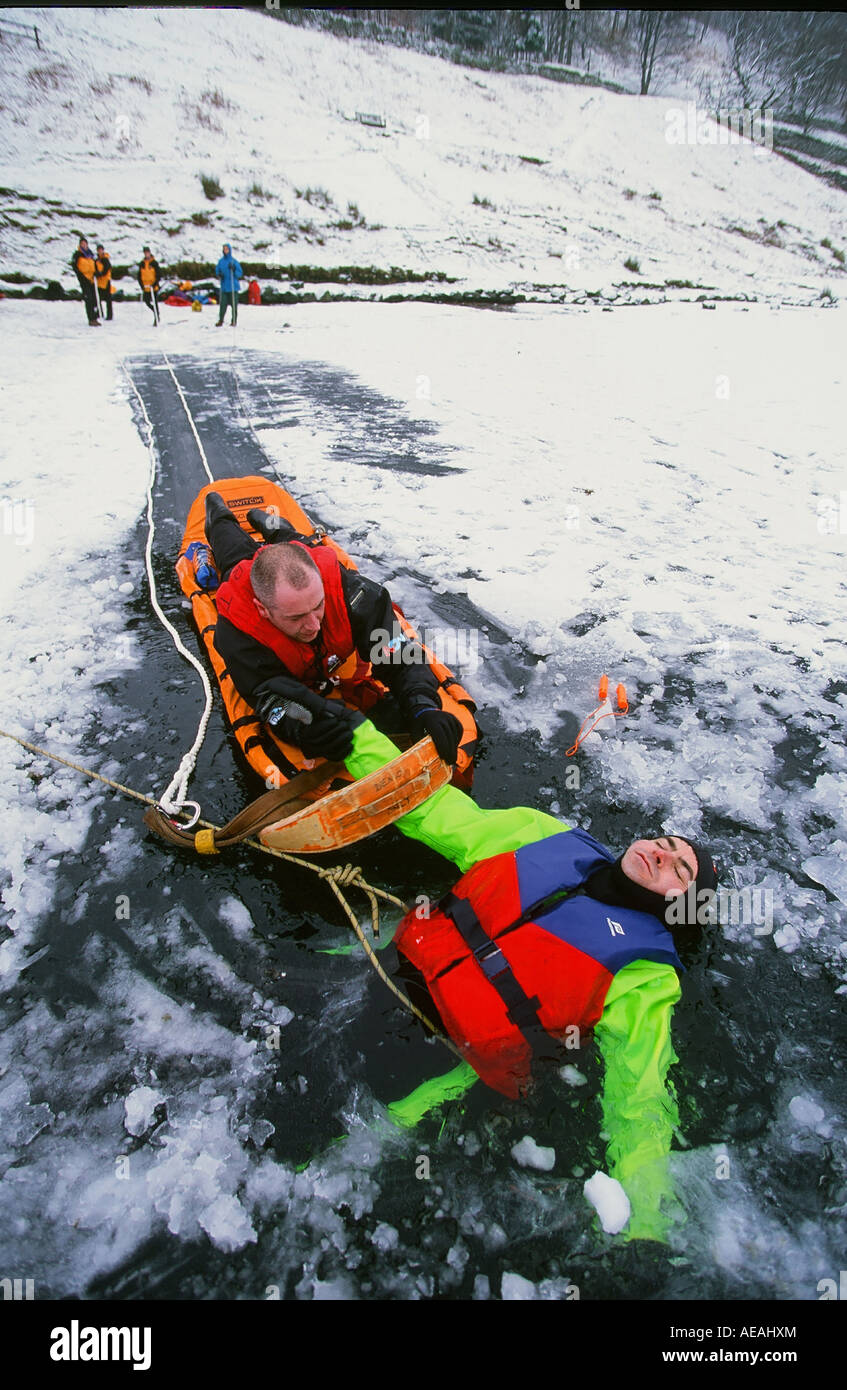Eis-Rettung auf Rydal Wasser, Lake District, Großbritannien Stockfoto