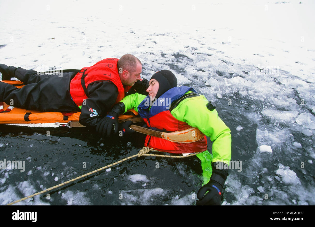 Mountain Rescue Team Mitglieder Praxis mit einer Eis-Rettungsschlitten auf Rydal Wasser, Lake District, Großbritannien Stockfoto