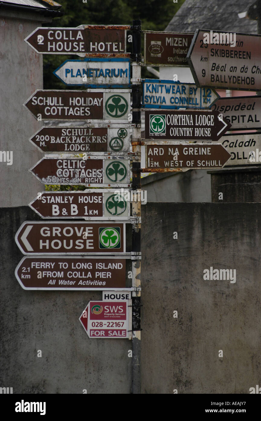 Stadtmöbel-Schilder und Anweisungen in Englisch und Gälisch Sprachen, Schull, County Cork, Irland Stockfoto