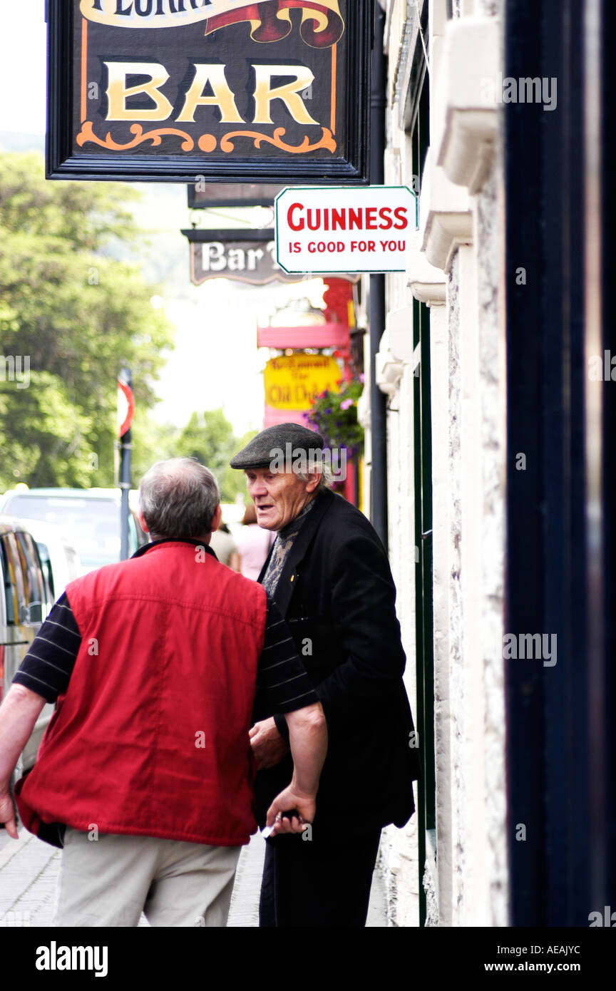 Zwei Männer vor einer Bar Kenmare Irland sprechen Stockfoto