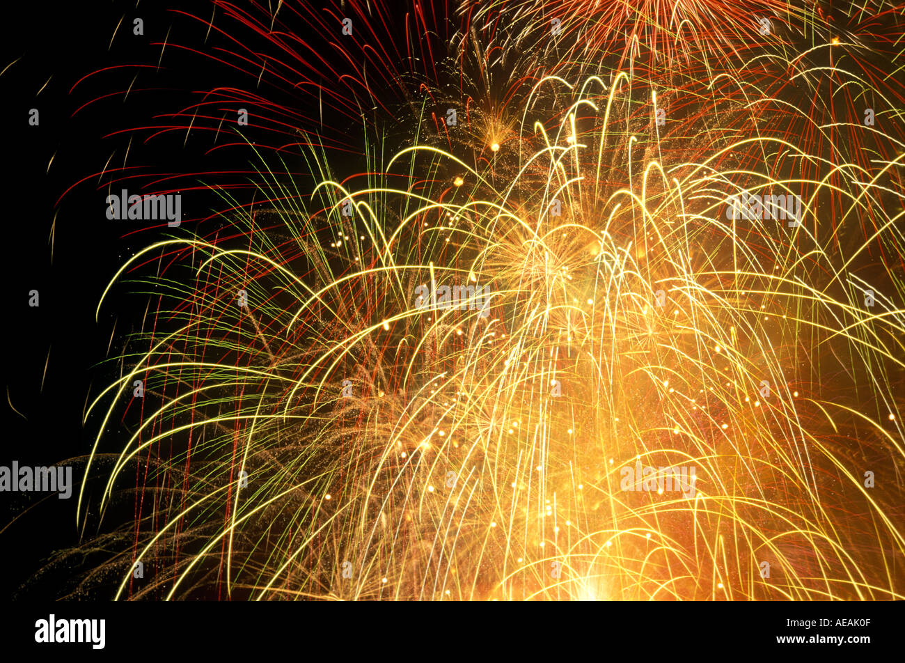 Feuerwerk in schwarzen Himmel explodiert Nahaufnahme Detail zeigen viele Streifen Stränge Explosionen Stockfoto