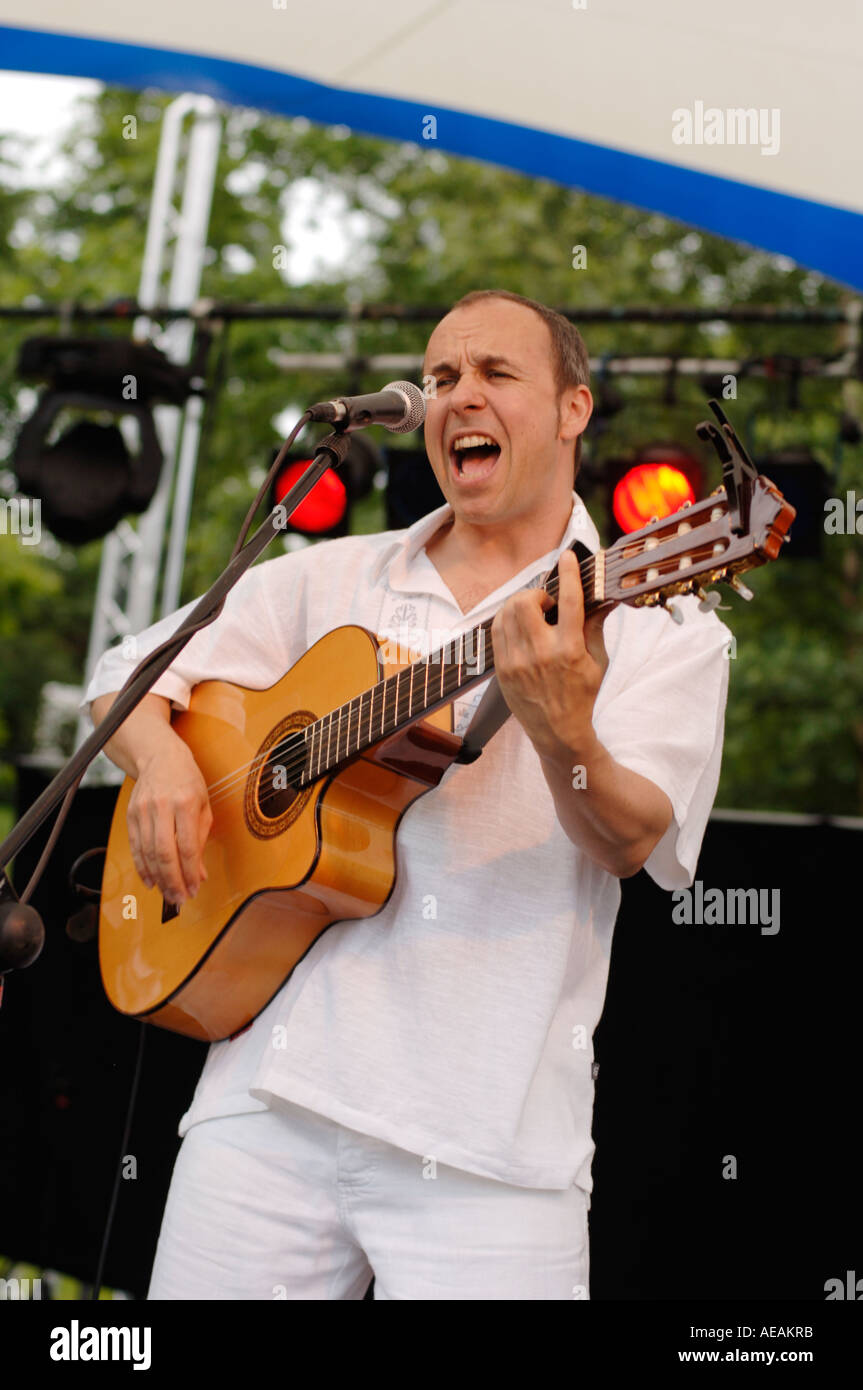 Mann, die Gitarre auf der Bühne im freien Musik Festival Wales UK Stockfoto