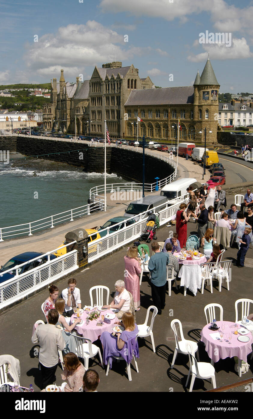 Hochzeitsfeier auf der Promenade in Aberystwyth mit der University of Wales in Aberystwyth im Hintergrund Stockfoto