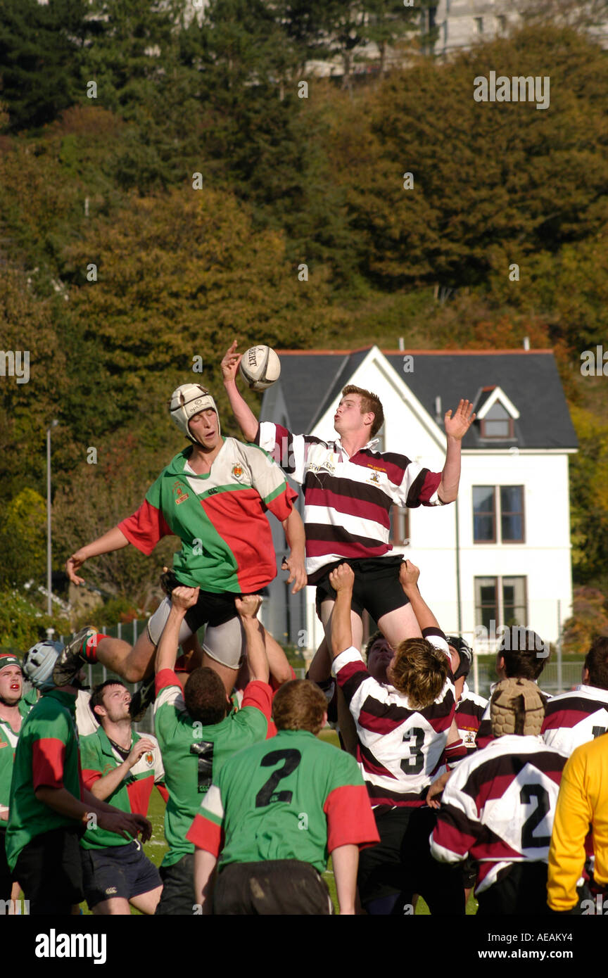 junge Männer spielen Rugby Aberystwyth University - am Line-out-greifen den Ball in die Luft springen Stockfoto