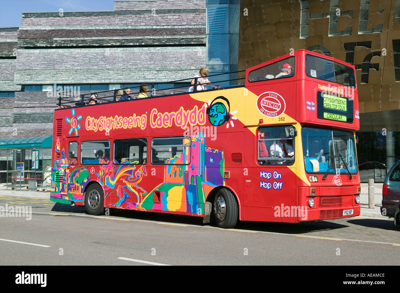 Open Top-Sightseeing-Tour-Bus außerhalb der Millennium Centre Cardiff Bay Wales UK Stockfoto