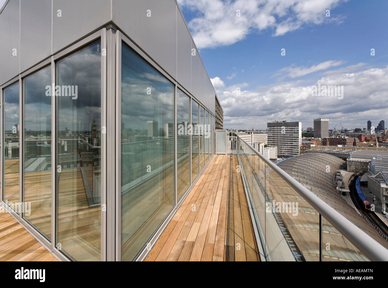 Penthouse-Terrasse mit Blick auf den Bahnhof Waterloo International Stockfoto