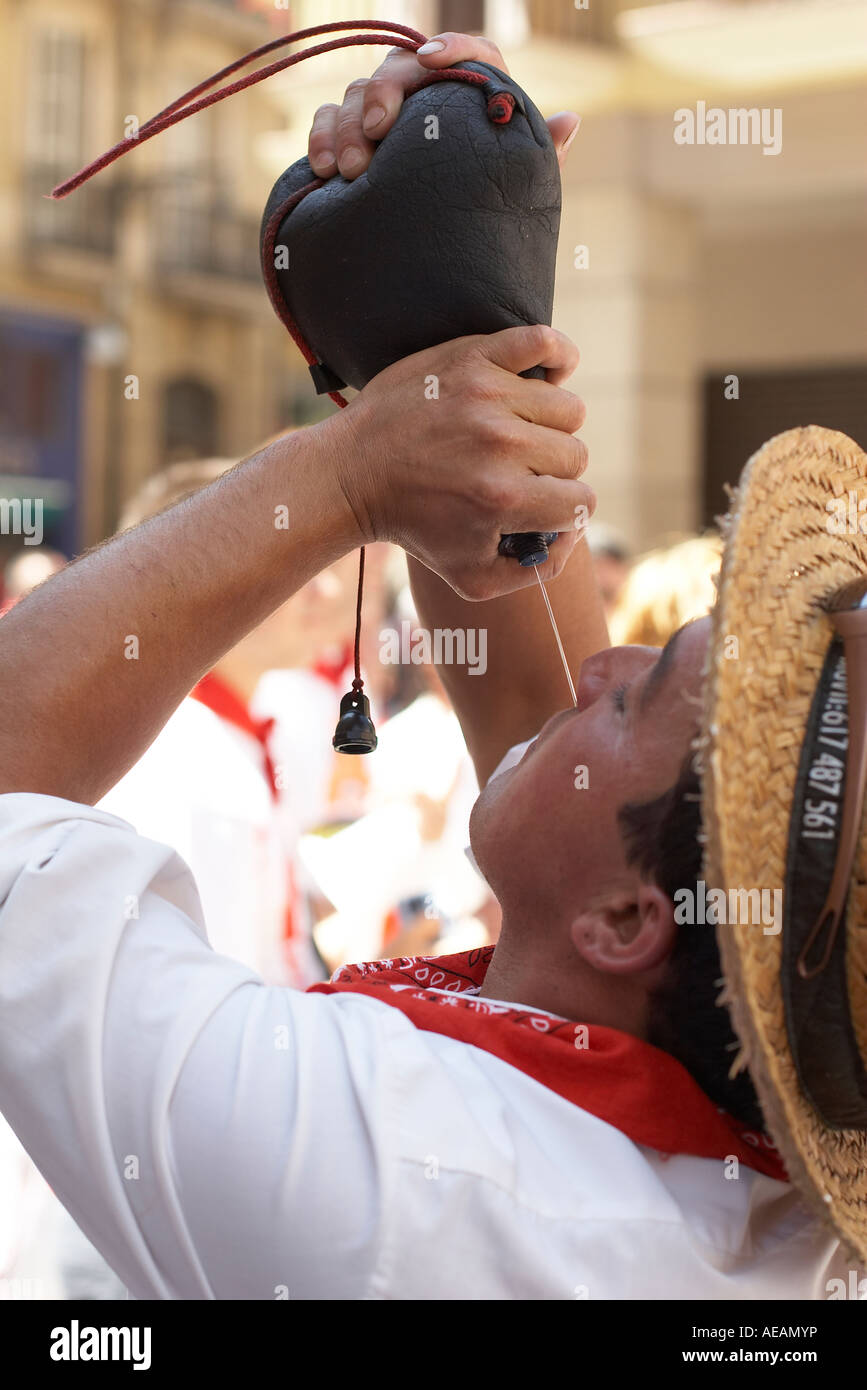 Menschen, die trinken Wein aus Weinschlauch Fiesta de San Fermin Pamplona Spanien Stockfoto