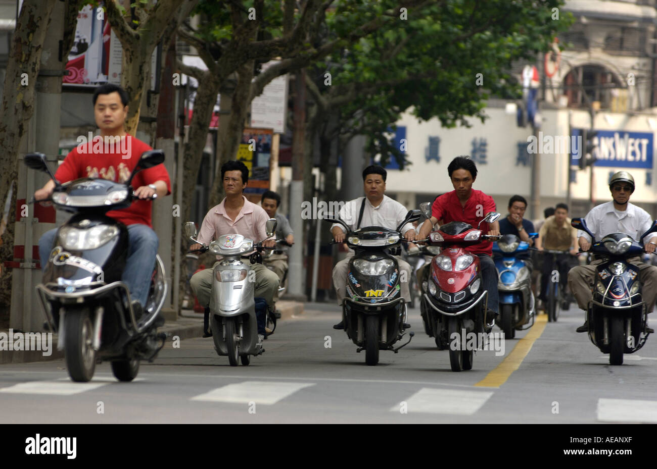 Shanghai Bewohner gehen von Motorrädern am Morgen in China 19. Juni 2006 arbeiten Stockfoto