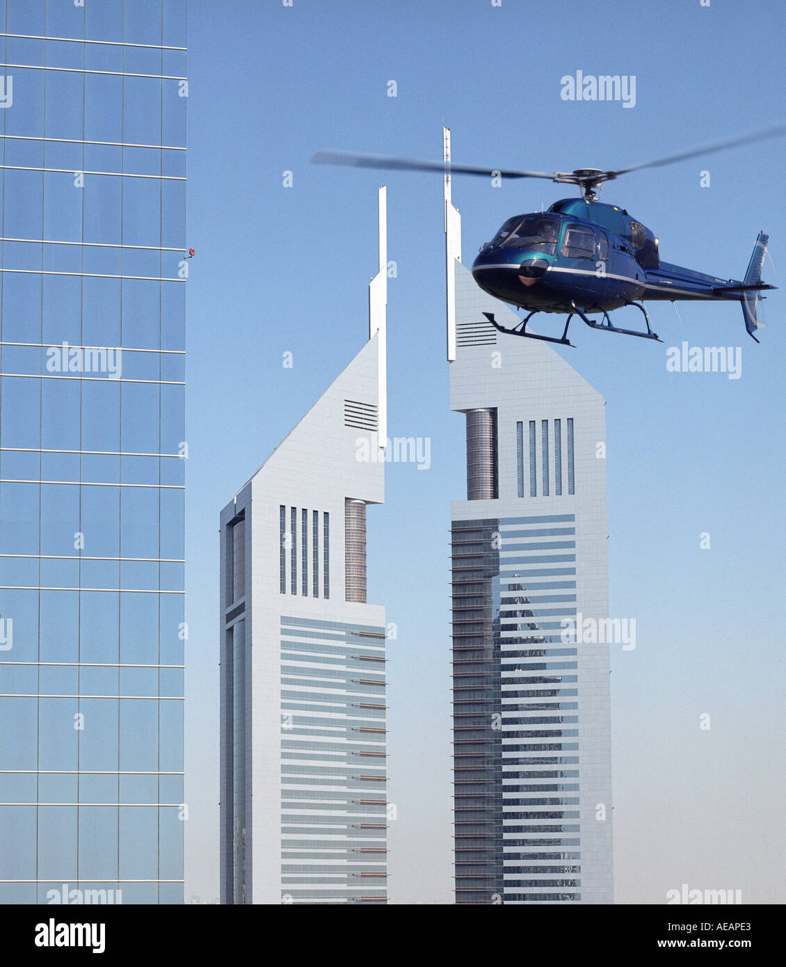 Hubschrauber fliegen vor Emirates Towers Stockfoto